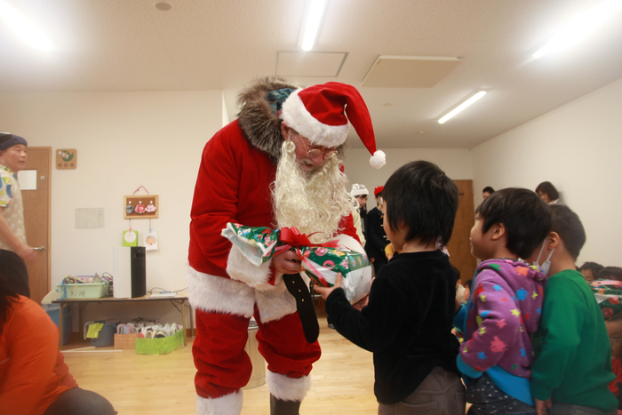 2019年台風19号による千曲川水害で被災した子どもたちにクリスマスプレゼントを手渡すC.W.ニコル