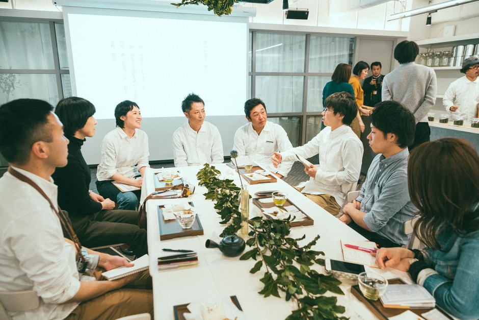生産者と日本茶カフェオーナーとの交流の様子。