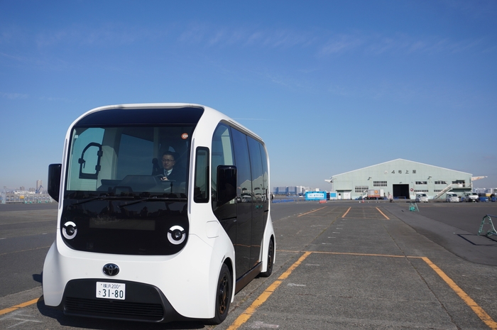 大新東の運転サービス士が、ザ・ムービアム ヨコハマの会場となる 山下ふ頭エリアをe-Paletteで走行している様子