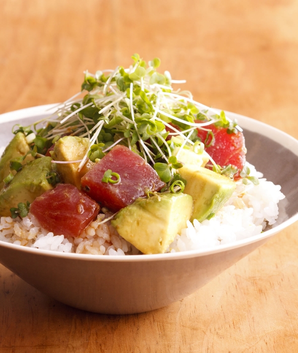 【集中力UP！のメインおかず】「まぐろのポキ丼」。まぐろは牛肉や鶏肉よりもたんぱく質量が多く、DHAやEPA、鉄分も豊富に含む優秀食材。アボカドと合わせればビタミン類もとれます。