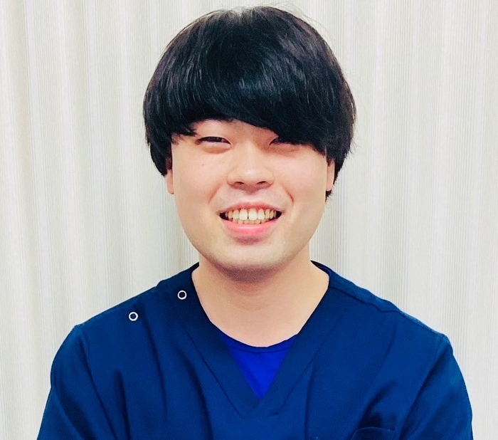 作業療法士の応援メッセージ写真。青い制服を着用