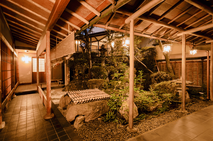 坂の上 中庭(夜)