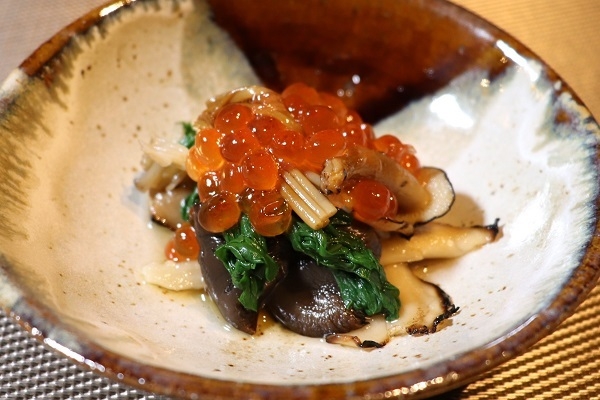 先付 春菊と天然舞茸の浸し 新いくらかけ