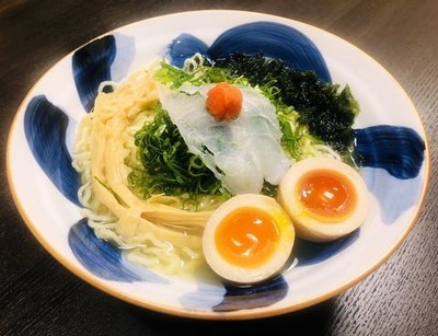 ふぐラーメンのトッピングにとらふぐ刺しを追加