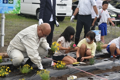 植栽する平野町長と大槌学園の生徒