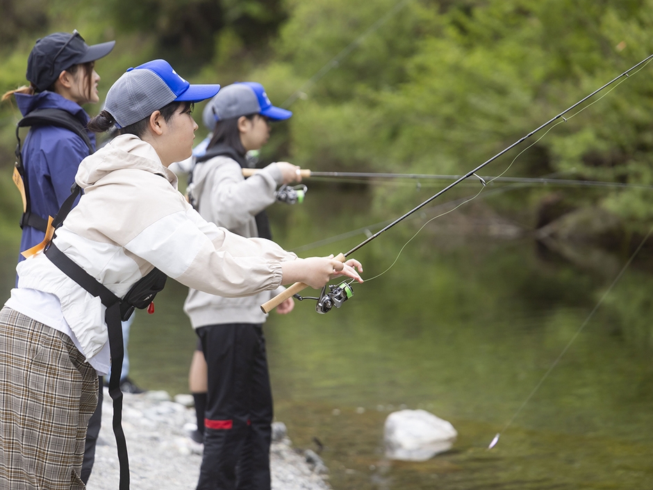 初めての釣りに挑戦する生徒の様子