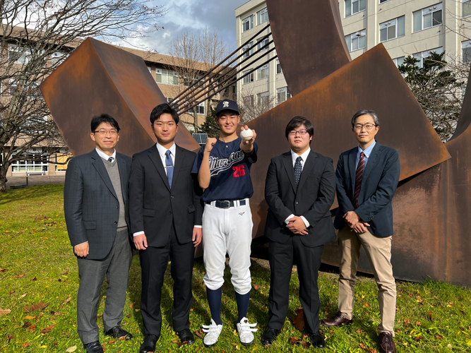 佐藤選手を囲むチームメートと桃野副学長、松本野球部顧問