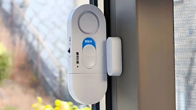 防犯設備士が開発、貼るだけ設置で賃貸でも使える
家庭用防犯アラーム「スマアラーム」を発売