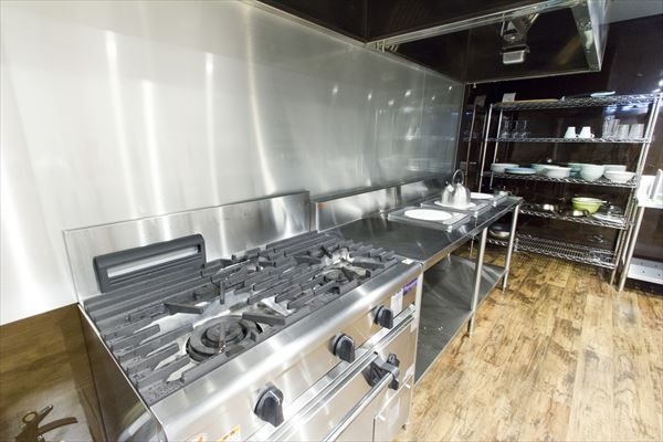 業務用ガスコンロで腕前披露