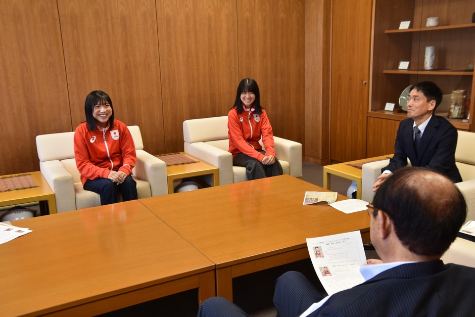 立花理事長（手前）らが激励