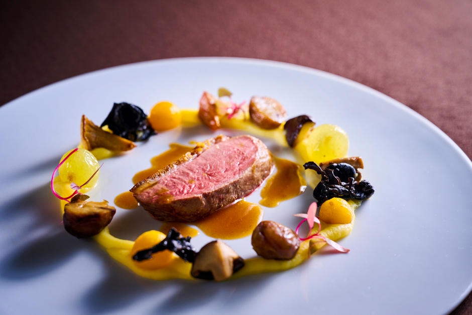 ▲フランス産真鴨のロースト トランペット茸とシャテーヌのソース