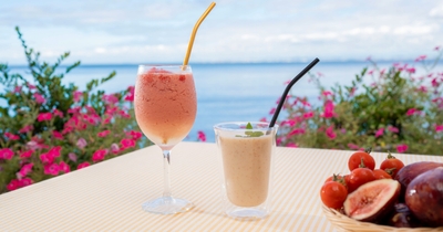 ▲Cafetta秋の新ドリンク　右「イチジクスムージー」、左「グルメトマトスムージー」