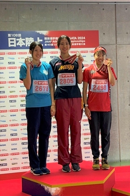 初の全国大会優勝を成し遂げた山田未唯選手(中央)