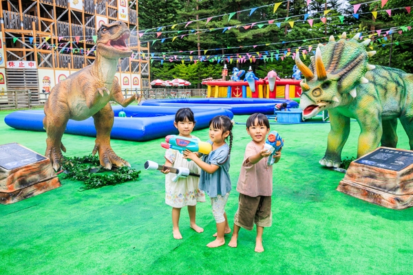 動く恐竜のミストオブジェがお出迎え