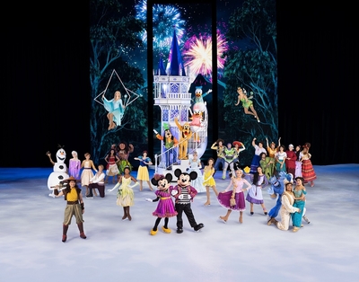 ディズニー作品の数々が氷上に