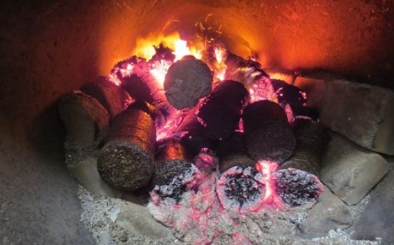 北海道産そば殻から製造したバイオコークスが燃焼する様子