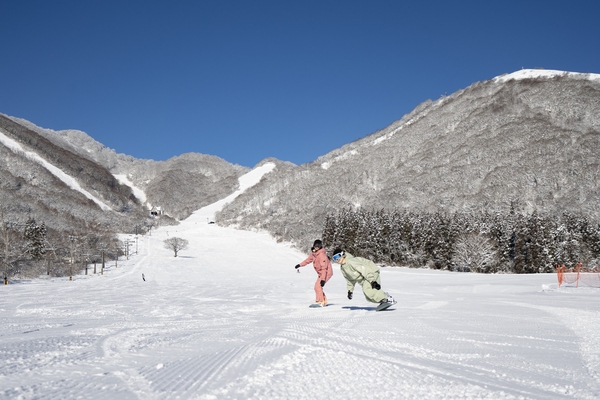多くのコースが連結しワイドなホテル前の「池ノ田ゲレンデ」