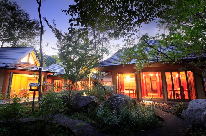 お食事会場「ダイニング コの字」。床暖房が導入されている