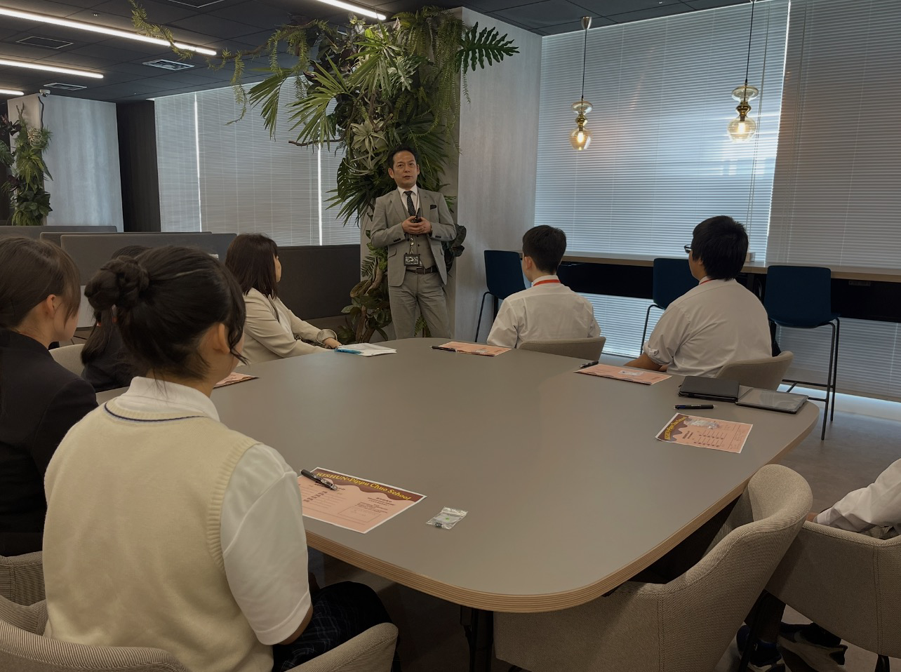 宝石の街・御徒町にて「宝石を磨き、自分を磨く。」
株式会社貴瞬、「価値の再定義」を体感する
中学生向け企業見学プログラムを実施。