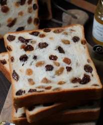 食パン専門店　CENTRE THE BAKERY 青山店限定　 5種のレーズンと2種の美瑛小麦を使った 「究極のレーズン食パン」を2/11に発売！