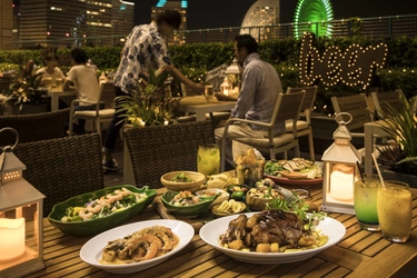 暑い夏だからこそ味わいたい常夏気分！ みなとみらいで夜景を見ながらハワイアンディナーを楽しむ！ 「アロハ ハワイアン ビアガーデン」9月30日まで開催！