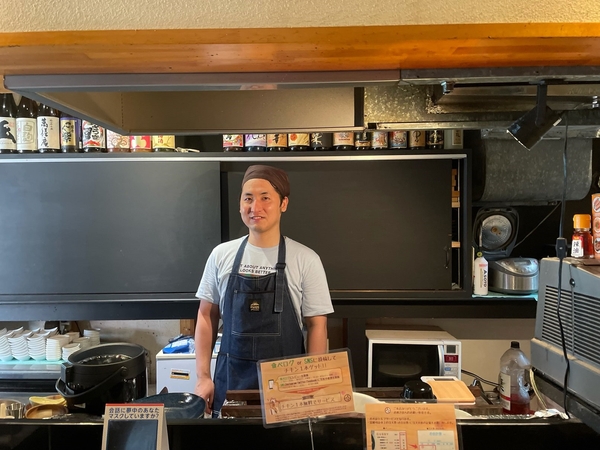 店主の冨成さん 