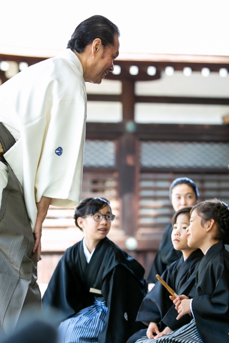 大倉正之助さんと子どもたち