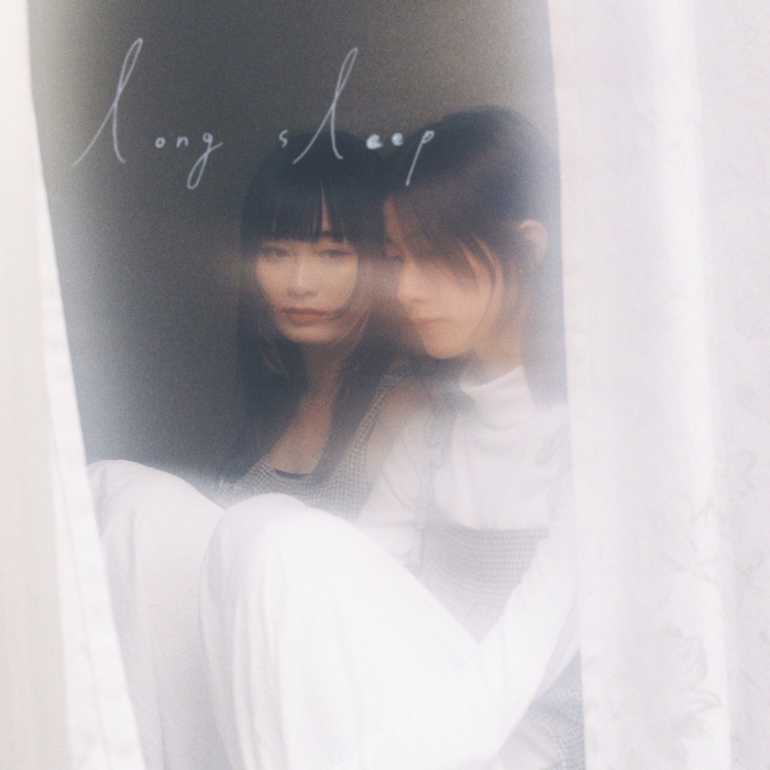 ジャケット写真(左：Vo.Gt.夕日桃／右：Ba.琉歌)