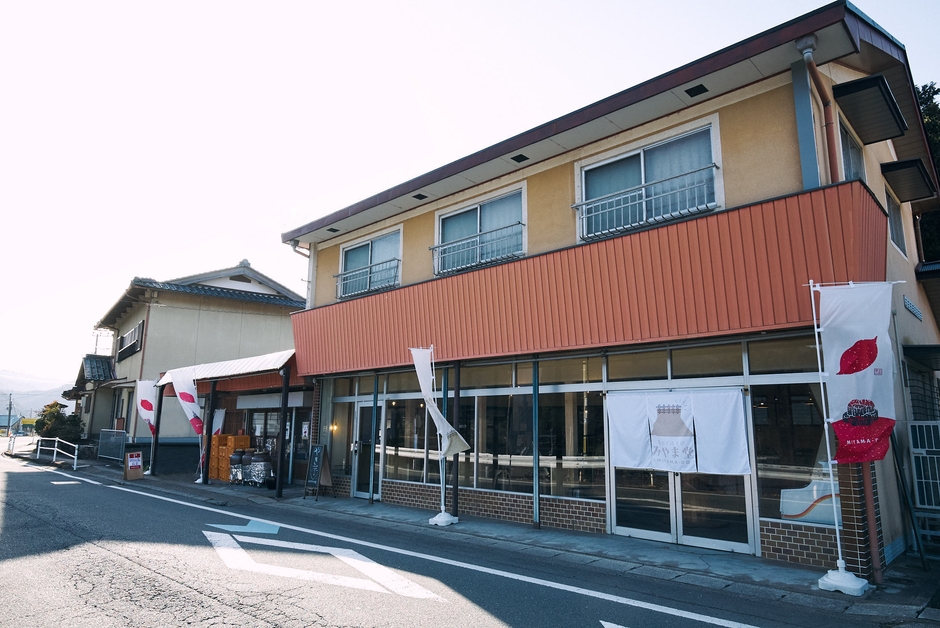 かやぶきの里へ向かう旧街道沿いに「里のごほうび みやま堂」