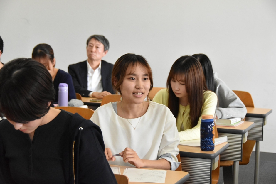 質問する学生