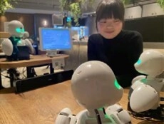 学校や自宅などの遠隔地から“分身ロボットの姿”で カフェにいるお客様をおもてなし！ 期間限定地域キャラバンカフェ 神戸・名古屋にて 特別支援学校生徒向けの遠隔就労体験プログラムを実施