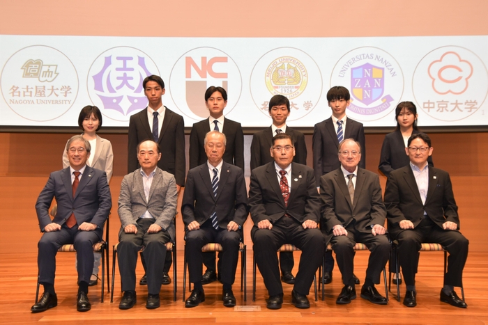 終了後の記念撮影。前列右から３人目が小原学長、後列右から３人目が社本さん