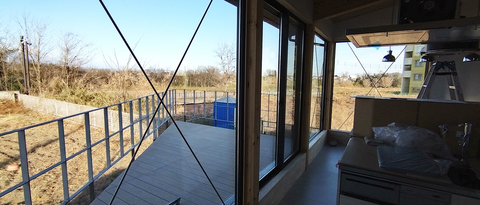 ダイニングキッチンからデッキを見る