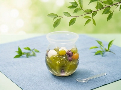 八女茶の“旬”を食べる新感覚スイーツ
茶畑を望むお茶屋が作った、季節限定「新茶ゼリー」