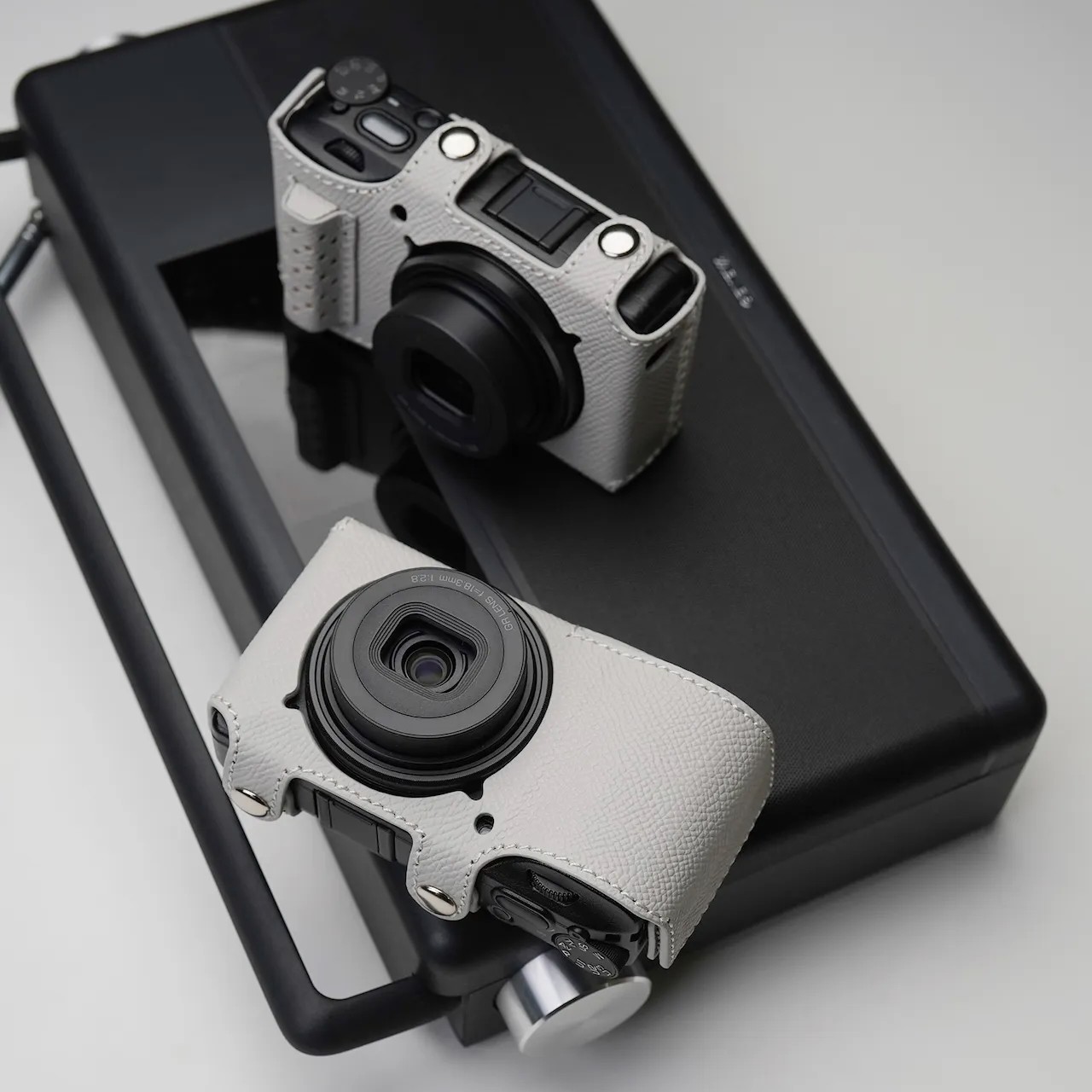 新色のミスティーグレー