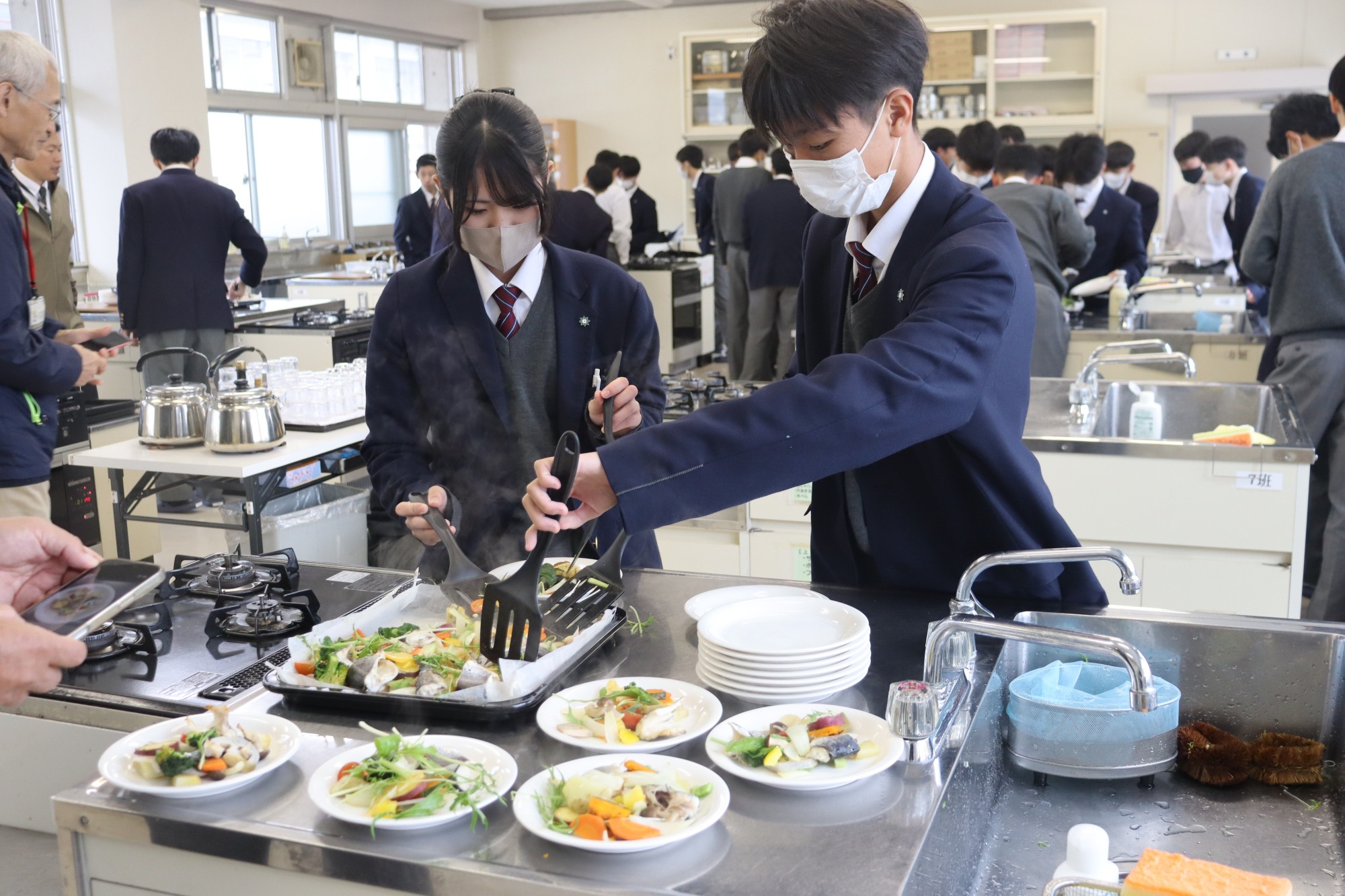 オーブンで焼き上げた後は彩り豊かに盛り付け