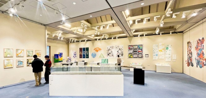 「第34回 近畿大学文芸学部芸術学科造形芸術専攻展」を開催　4年生全員による約180点の作品・研究成果を展示