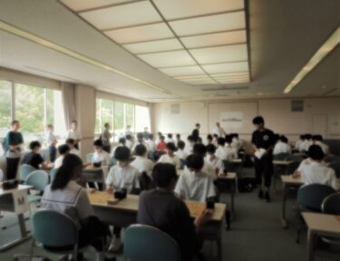 真剣な眼差しで対戦する中学生