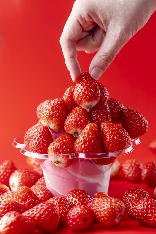 こぼれるまでいちごを盛り放題！