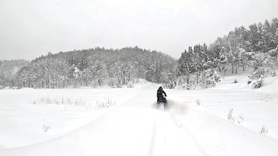 スノーモービルで雪原ツーリング！築150年以上の古民家に泊まる、冬の秘密基地体験