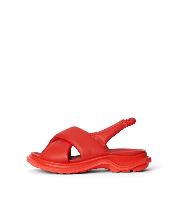 機能性はそのままにモード感が光るサンダル