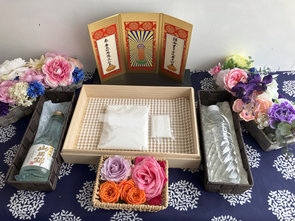 海洋散骨前(パウダー化したご遺骨を中央に組まれた祭壇)