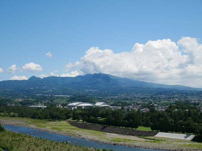 上毛大橋から望む赤城山と利根川