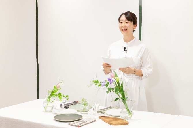 完成したコーディネートと解説の様子