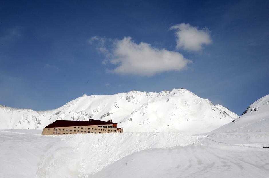 春の立山室堂はまるで冬のよう