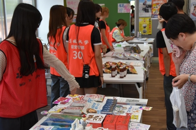 商品を案内する田中ゼミの学生