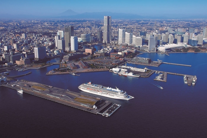 横浜港の「飛鳥II」