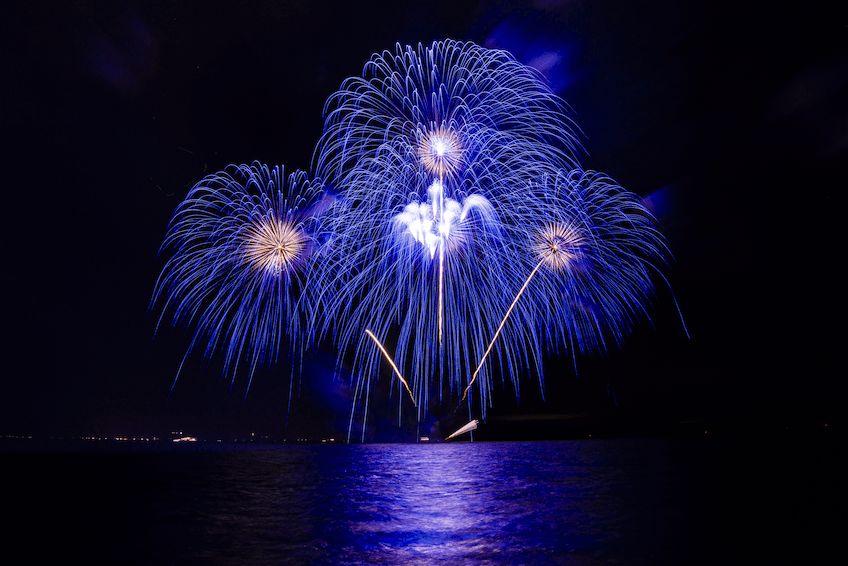 びわ湖ならではのブルー花火