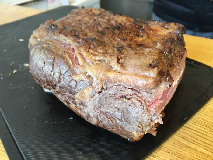 塊肉を低温調理でじっくりと