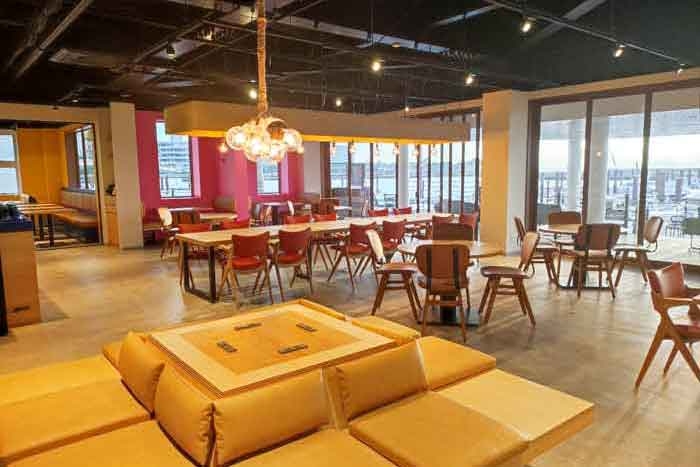 海を眺めながらお食事